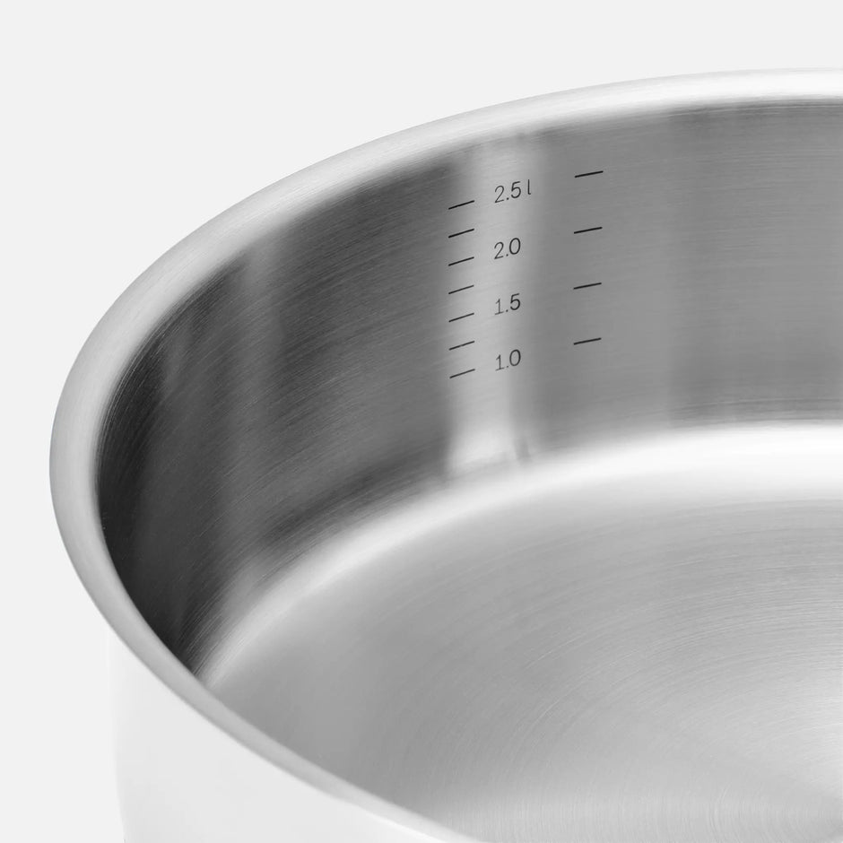 Hlboká panvica Core Standard, ø 24 cm (2,5 l) - Nerezová beznitová panvica z jednovrstvovej nerezovej ocele s pokrievkou
