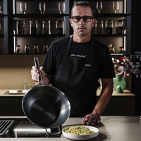 Wok panvica FABINI & Těhotnej kuchař, ø 30 cm - Nerezová beznitová panvica s hybridním povrchom z viacvrstvovej nerezovej ocele s pokrievkou