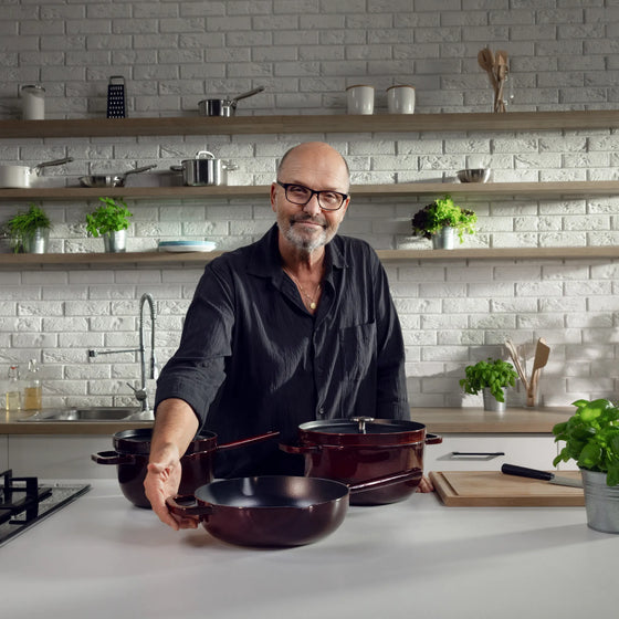 Kastról FABINI & Pohlreich, ø 26 cm (5,2 l) - Smaltovaný liatinový kastról s nahrievacou pokrievkou, vínovo červený