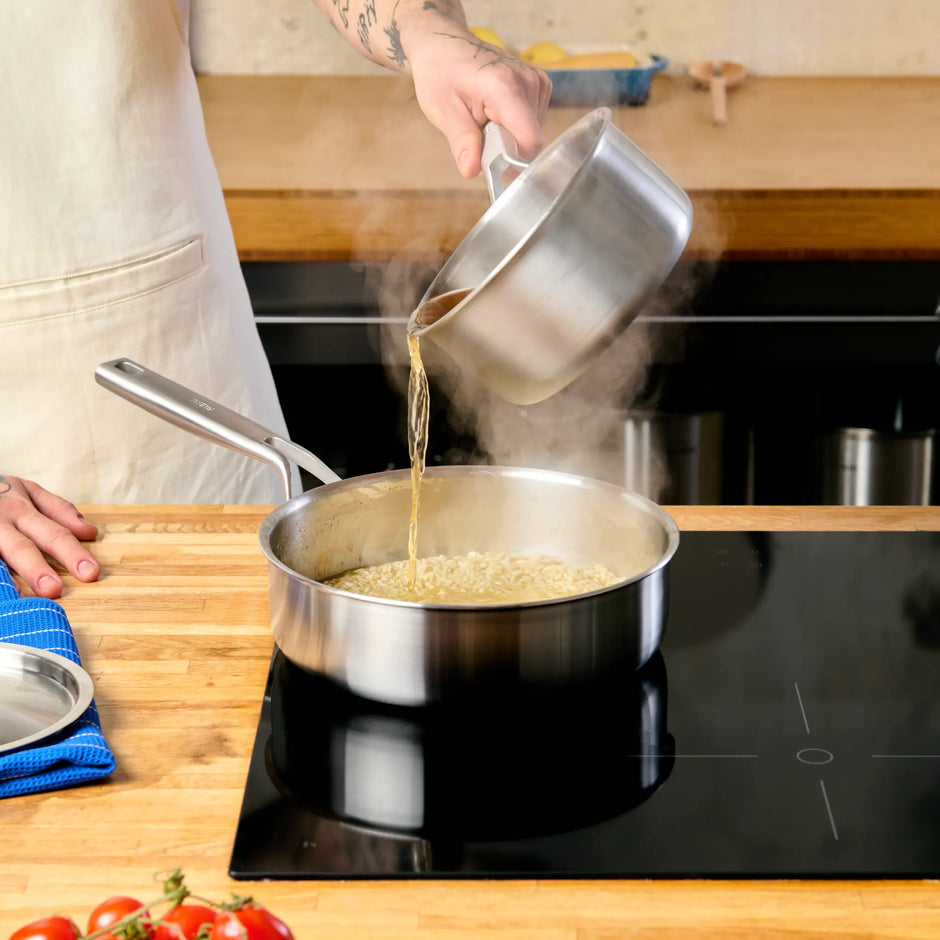 Hlboká panvica Lucca 3.0, ø 24 cm (2,5 l) - Nerezová beznitová panvica z viacvrstvovej nerezovej ocele s pokrievkou