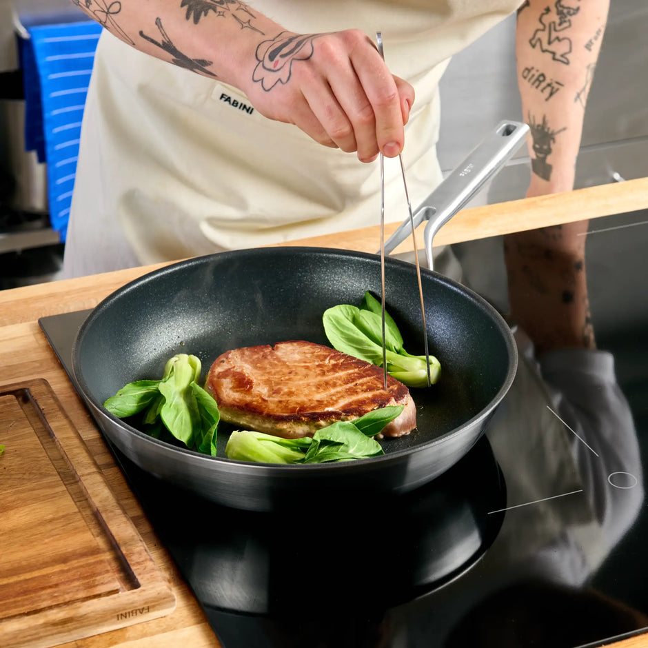 Panvica Lucca 3.0, ø 30 cm - Nepriľnavá nerezová beznitová panvica z viacvrstvovej nerezovej ocele bez pokrievky