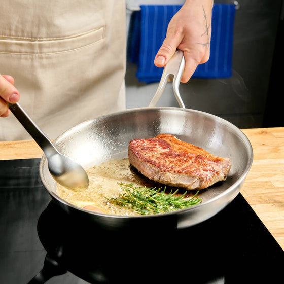 Panvica Lucca 3.0, ø 26 cm - Nerezová beznitová panvica z viacvrstvovej nerezovej ocele bez pokrievky