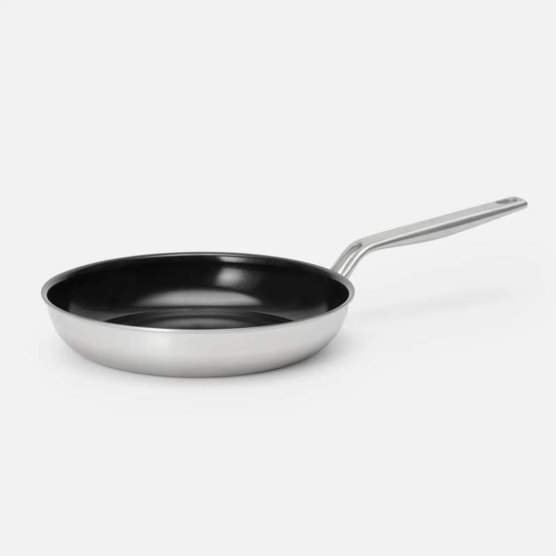 Sada panvíc Lucca 4.0 Pro, ø 26 cm, 2 diely, darčekové balenie - Nerezová beznitová panvica z viacvrstvovej nerezovej ocele + nepriľnavá nerezová beznitová panvica s keramickým povrchom z viacvrstvovej nerezovej ocele