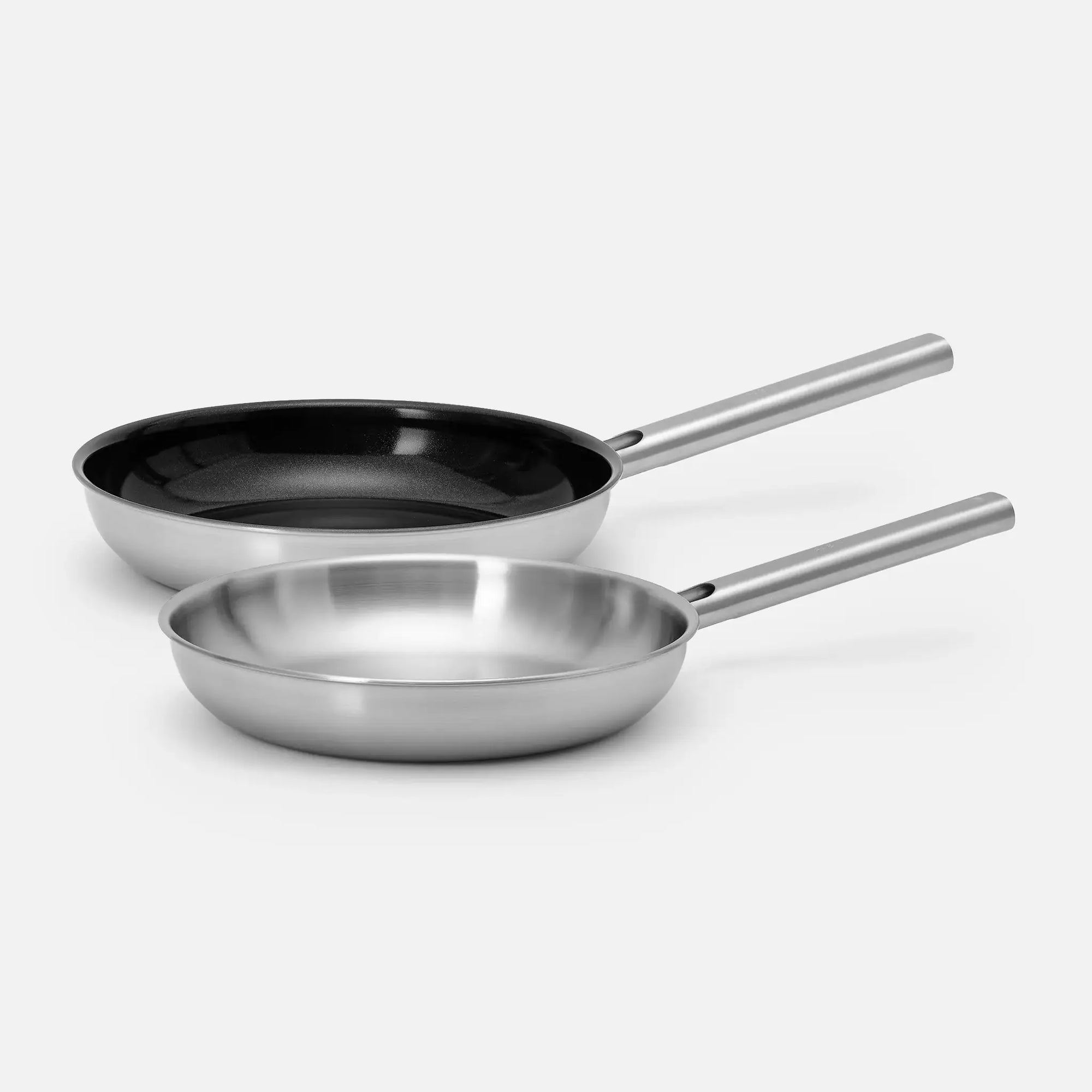 Sada panvíc Lucca 4.0 Standard, ø 26 cm, 2 diely - Nerezová beznitová panvica z viacvrstvovej nerezovej ocele + nepriľnavá nerezová beznitová panvica s keramickým povrchom z viacvrstvovej nerezovej ocele