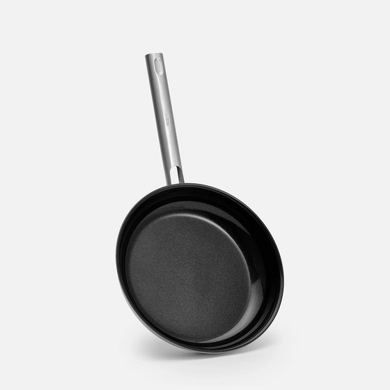 Sada panvíc Lucca 4.0 Standard, 2 diely - Nerezová beznitová panvica z viacvrstvovej nerezovej ocele + nepriľnavá nerezová beznitová panvica s keramickým povrchom z viacvrstvovej nerezovej ocele