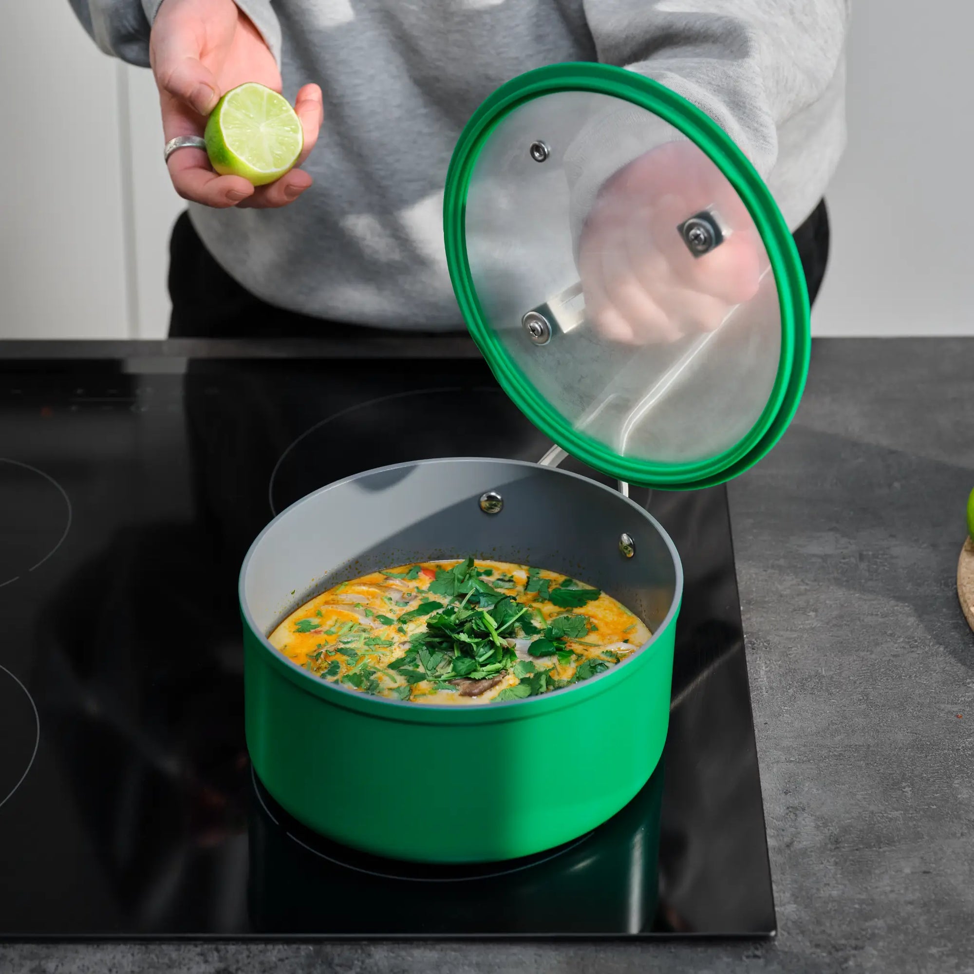 Rajnica Meda 3.0, ø 20 cm (2,4 l) - Nepriľnavá rajnica s keramickým povrchom s pokrievkou, zelená