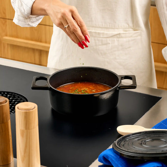 Kastról Mattia 3.0, ø 20 cm (2 l) - Smaltovaný liatinový kastról s pokrievkou, matný čierny