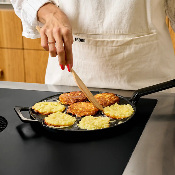 Panvica na lievance Mattia 3.0, ø 26 cm - Smaltovaná liatinová panvica, lesklá čierna