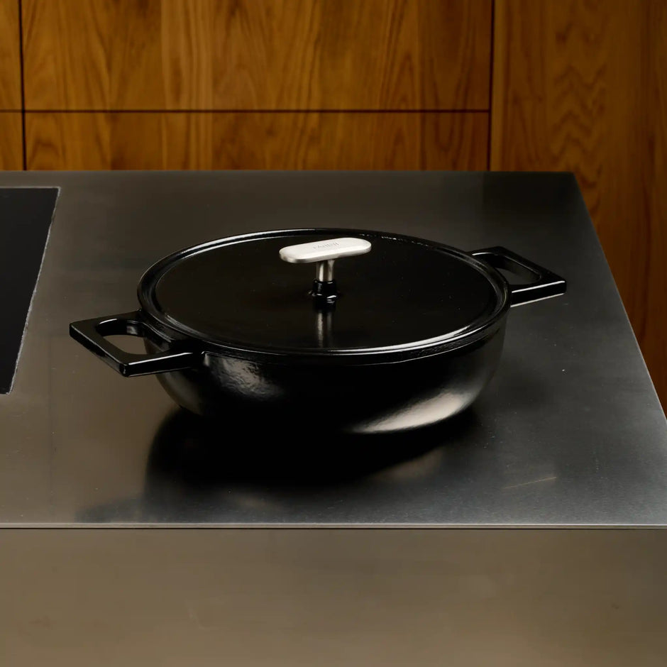 Tegame panvica Mattia 3.0, ø 26 cm - Smaltovaná liatinová panvica s pokrievkou, matná čierna