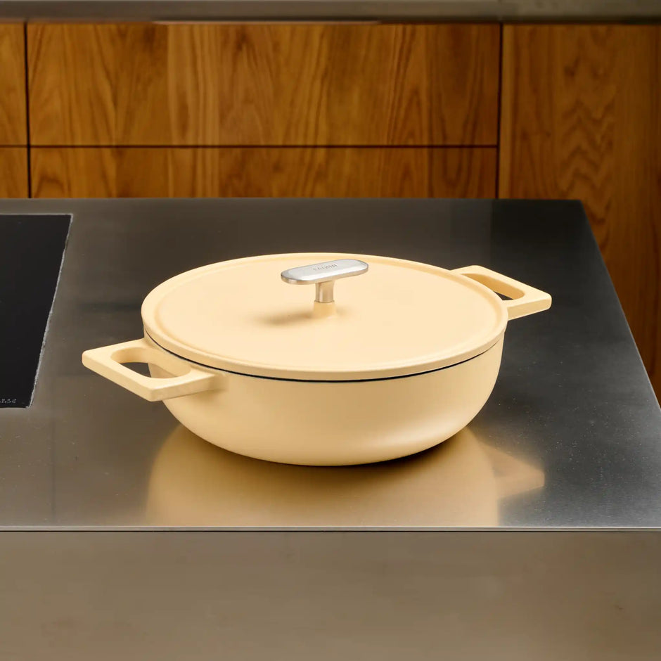 Tegame panvica Mattia 3.0, ø 26 cm - Smaltovaná liatinová panvica s pokrievkou, matná vanilkovo žltá