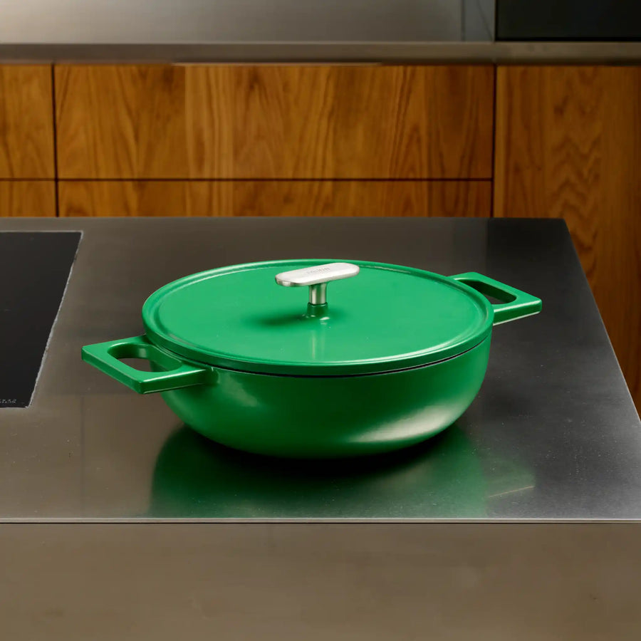 Tegame panvica Mattia 3.0, ø 26 cm - Smaltovaná liatinová panvica s pokrievkou, lesklá zelená