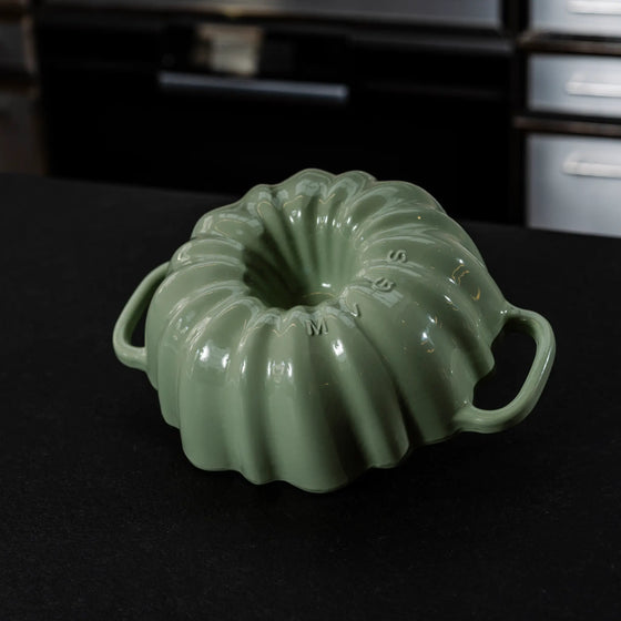 Forma na bábovku FABINI & Mirka van Gils, (3 l) - Smaltovaná liatinová forma na bábovku, pastelovo zelená