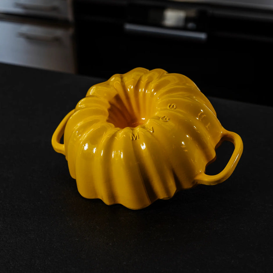 Forma na bábovku FABINI & Mirka van Gils, (3 l) - Smaltovaná liatinová forma na bábovku, žltá