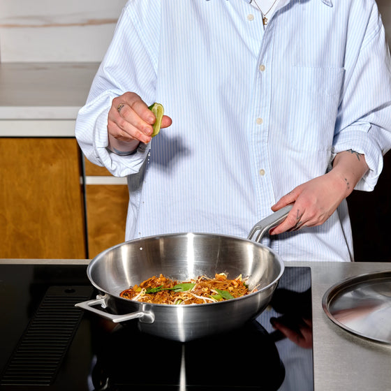 Wok panvica Lucca 4.0 Pro, ø 26 cm - Nerezová beznitová panvica z viacvrstvovej nerezovej ocele s pokrievkou