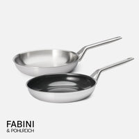 Sada panvíc FABINI & Pohlreich 2.0, ø 26 cm, 2 diely - Nerezová beznitová panvica z viacvrstvovej nerezovej ocele + nepriľnavá nerezová beznitová panvica s keramickým povrchom z viacvrstvovej nerezovej ocele