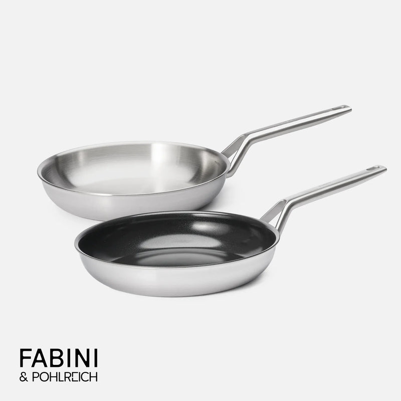 Sada panvíc FABINI & Pohlreich 2.0, ø 26 cm, 2 diely - Nerezová beznitová panvica z viacvrstvovej nerezovej ocele + nepriľnavá nerezová beznitová panvica s keramickým povrchom z viacvrstvovej nerezovej ocele