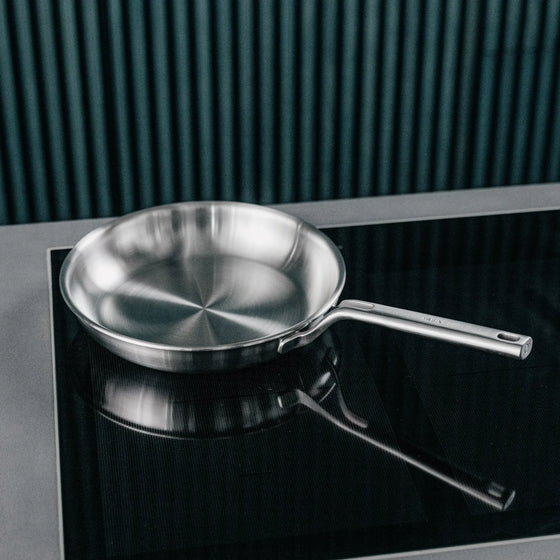 Panvica FABINI & Pohlreich, ø 26 cm - Nerezová beznitová panvica z päťvrstvovej nerezovej ocele bez pokrievky