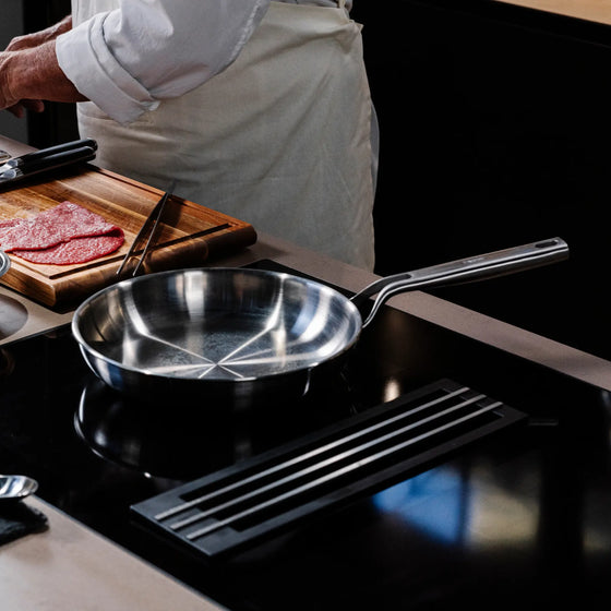 Panvica FABINI & Pohlreich, ø 26 cm - Nerezová beznitová panvica z päťvrstvovej nerezovej ocele bez pokrievky