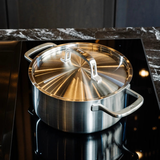 Nízky kastról FABINI & Pohlreich, ø 24 cm (4 l) - Nerezový beznitový kastról z päťvrstvovej nerezovej ocele s pokrievkou