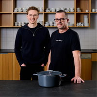 Kastról FABINI & Těhotnej kuchař, ø 26 cm (5,5 l) - Smaltovaný liatinový kastról s pokrievkou, sivý