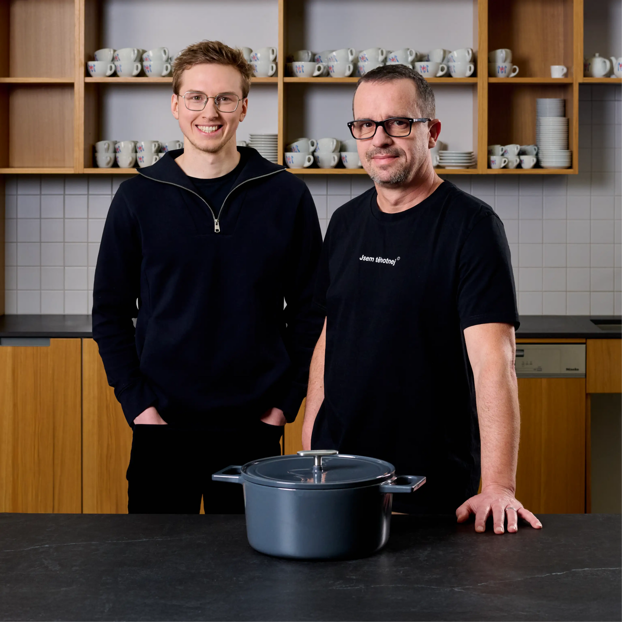 Kastról FABINI & Těhotnej kuchař, ø 26 cm (5,5 l) - Smaltovaný liatinový kastról s pokrievkou, sivý