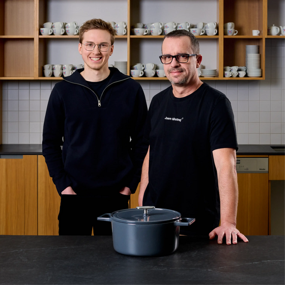 Kastról FABINI & Těhotnej kuchař, ø 26 cm (5,5 l) - Smaltovaný liatinový kastról s pokrievkou, sivý