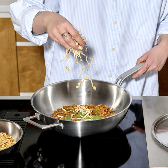 Wok panvica Lucca 4.0 Pro, ø 30 cm - Nerezová beznitová panvica z viacvrstvovej nerezovej ocele s pokrievkou